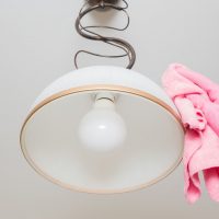 天井照明の掃除…どれくらいの頻度で行えばいいの？【照明コラム】